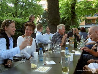 Ein Sommerabend am Weinbrunnen